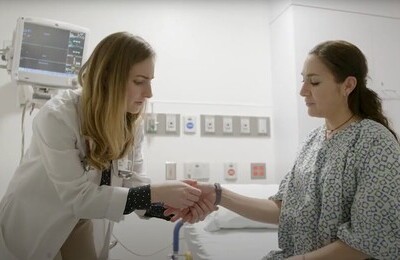 Кодирование Аквилонг в Санкт-Петербурге Врач держит пациентку за руку